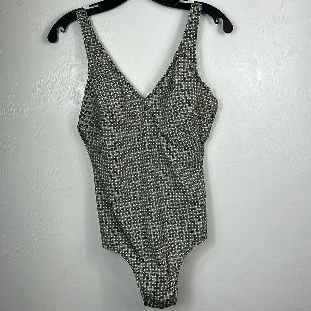 NWOT Miraclesuit Black And White One Piece Swimsuit Size 12